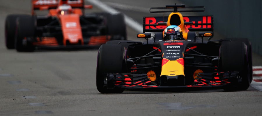 Ricciardo, sobre el trazado de Singapur con Vandoorne por detrás Ricciardo, sobre el trazado de Singapur con Vandoorne por detrás