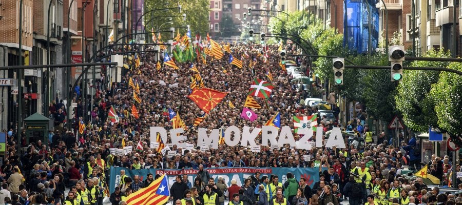 Manifestación en Bilbao en apoyo al referéndum catalán, bajo el lema "Votar para decidir" y "democracia" Manifestación en Bilbao en apoyo al referéndum catalán, bajo el lema "Votar para decidir" y "democracia"