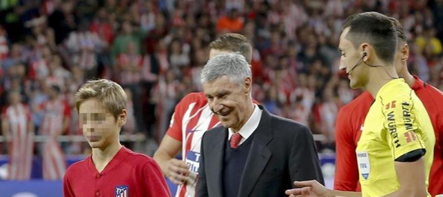 El exfutbolista rojiblanco José Eulogio Gárate se dispone a efectuar el saque de honor antes del partido entre Atlético de Madrid y Málaga El exfutbolista rojiblanco José Eulogio Gárate se dispone a efectuar el saque de honor antes del partido entre Atlético de Madrid y Málaga