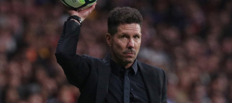 Simeone, con el balón en el partido del Atlético de Madrid Simeone, con el balón en el partido del Atlético de Madrid
