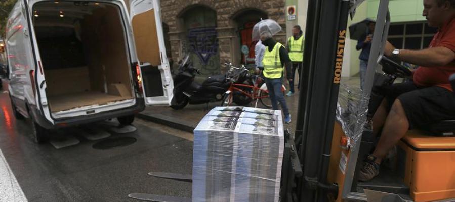 La Guardia Civil interviniendo carteles de publicidad del referéndum La Guardia Civil interviniendo carteles de publicidad del referéndum