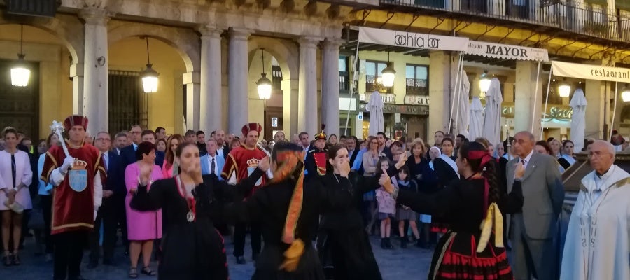 Un grupo de danzas baila junto a la Virgen de la Fuencisla