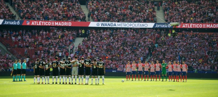Atlético y Sevilla guardan un minuto de silencio Atlético y Sevilla guardan un minuto de silencio