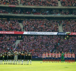Atlético y Sevilla guardan un minuto de silencio Atlético y Sevilla guardan un minuto de silencio