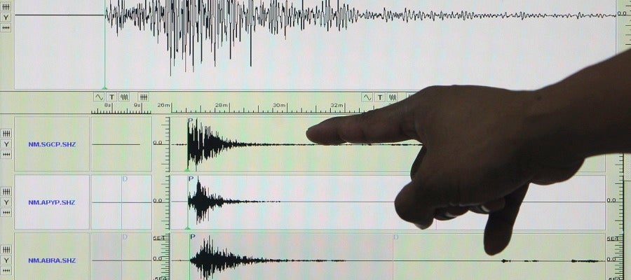 Un experto señala en un sismógrafo el registro de un terremoto Un experto señala en un sismógrafo el registro de un terremoto