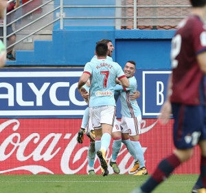 Los jugadores del Celta celebran uno de sus goles ante el Eibar Los jugadores del Celta celebran uno de sus goles ante el Eibar