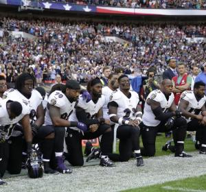 Las estrellas de la NFL de rodillas. Las estrellas de la NFL de rodillas.