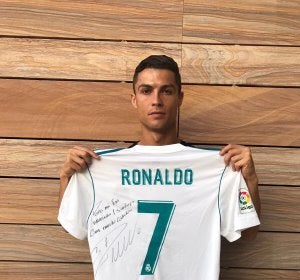 Cristiano Ronaldo y su camiseta dedicada para los familiares del pequeño Santiago Cristiano Ronaldo y su camiseta dedicada para los familiares del pequeño Santiago