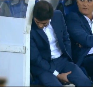 Marcelino quejándose del tirón en el banquillo Marcelino quejándose del tirón en el banquillo