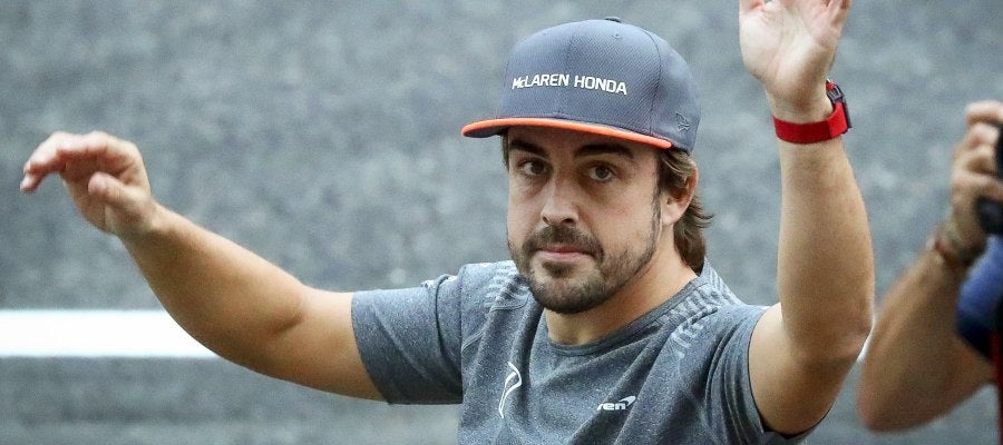 Fernando Alonso saluda a los aficionados en Japón Fernando Alonso saluda a los aficionados en Japón