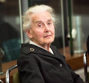 Ursula Haverbeck, octogenaria condenada por negar el Holocausto Ursula Haverbeck, octogenaria condenada por negar el Holocausto
