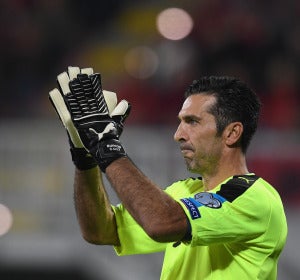 Buffon aplaude a los aficionados tras un partido con la selección italiana Buffon aplaude a los aficionados tras un partido con la selección italiana