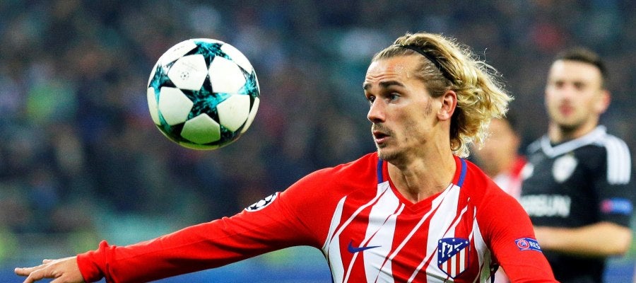 Griezmann intenta controlar el balón en un partido con el Atlético Griezmann intenta controlar el balón en un partido con el Atlético