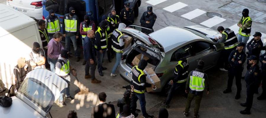 Efectivos de la Policía Nacional registran una furgoneta en una incineradora de Sant Adrià de Besòs (Barcelona) Efectivos de la Policía Nacional registran una furgoneta en una incineradora de Sant Adrià de Besòs (Barcelona)