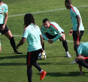Los jugadores de la selección portuguesa se ejercitan Los jugadores de la selección portuguesa se ejercitan