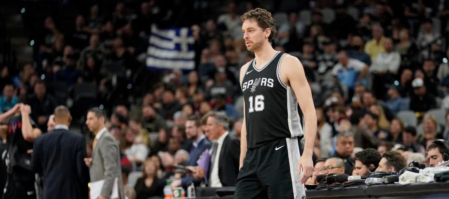 Pau Gasol se prepara para saltar a la cancha en un partido con los Spurs Pau Gasol se prepara para saltar a la cancha en un partido con los Spurs
