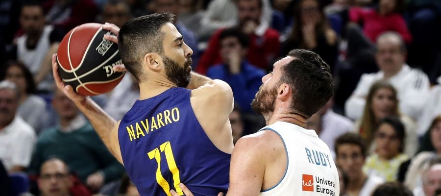 Navarro protege el balón ante la defensa de Rudy Navarro protege el balón ante la defensa de Rudy