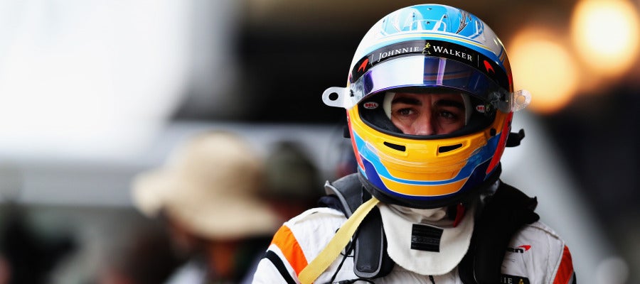 Fernando Alonso pasea por el paddock con el casco Fernando Alonso pasea por el paddock con el casco