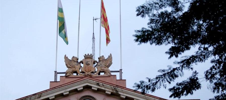 Fachada del Ayuntamiento de Sabadell, donde faltan la bandera de España y de la UE Fachada del Ayuntamiento de Sabadell, donde faltan la bandera de España y de la UE
