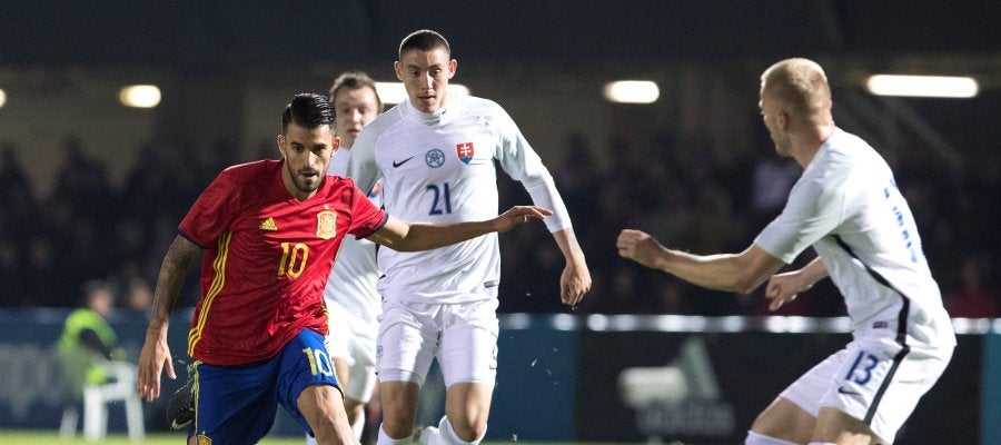 Ceballos regatea a la defensa eslovaca Ceballos regatea a la defensa eslovaca