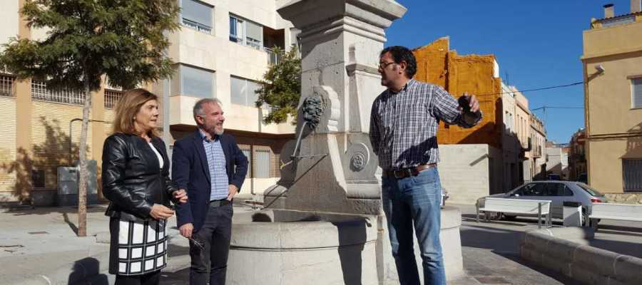 La inversión total es de 25.000 euros y un equipo de expertos ya está trabajando en la recuperación de varios elementos de la Font de Julià y de la Mercè. La inversión total es de 25.000 euros y un equipo de expertos ya está trabajando en la recuperación de varios elementos de la Font de Julià y de la Mercè.