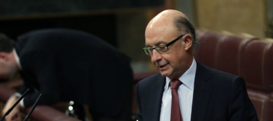 El ministro de Hacienda, Cristóbal Montoro, en la tribuna del Congreso de los Diputados El ministro de Hacienda, Cristóbal Montoro, en la tribuna del Congreso de los Diputados
