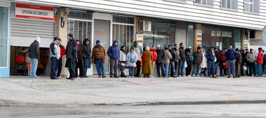 Un grupo de personas en la cola del INEM Un grupo de personas en la cola del INEM