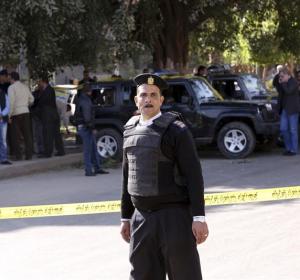 Personal de seguridad investiga la zona en la que se ha producido el atentado en Egipto Personal de seguridad investiga la zona en la que se ha producido el atentado en Egipto