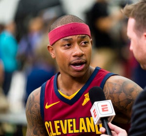 Isaiah Thomas atiende a los medios en su presentación como jugador de los Cavaliers Isaiah Thomas atiende a los medios en su presentación como jugador de los Cavaliers