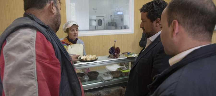La Diputación apoya al sector lácteo provincial y fomenta el consumo de sus productos. La Diputación apoya al sector lácteo provincial y fomenta el consumo de sus productos.