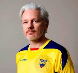 Assange con la camiseta de la selección ecuatoriana Assange con la camiseta de la selección ecuatoriana