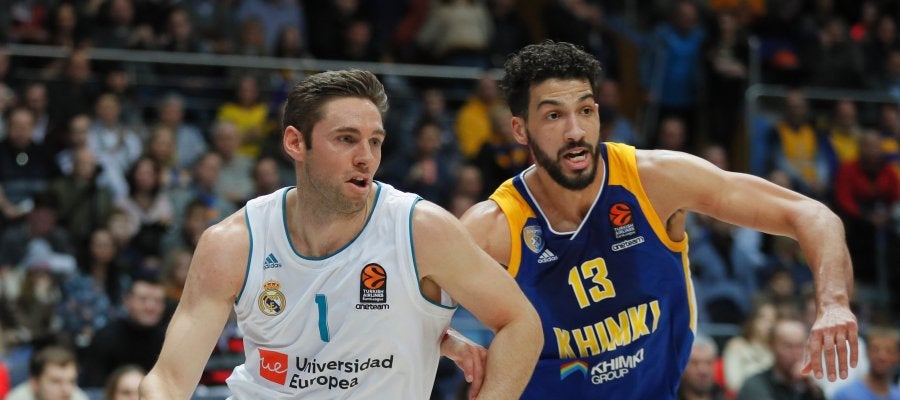 Anthony Gill defiende al escolta francés Fabien Causeur Anthony Gill defiende al escolta francés Fabien Causeur