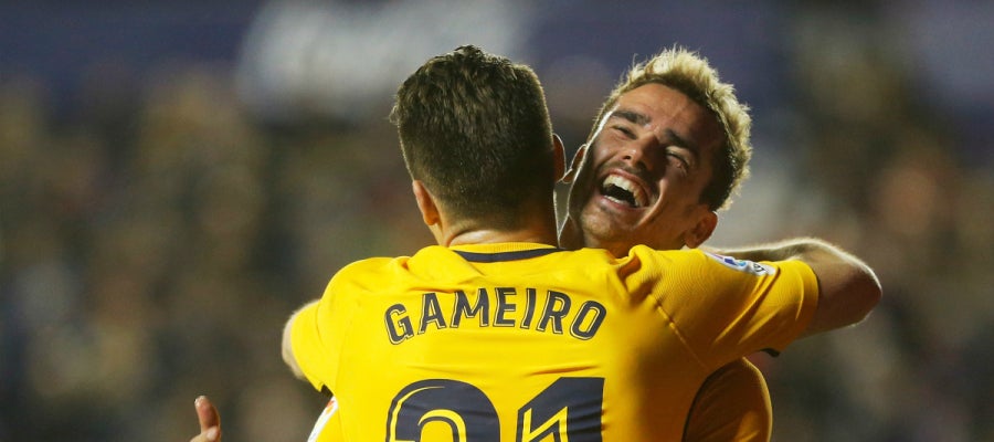 Gameiro celebra un gol con Griezmann Gameiro celebra un gol con Griezmann