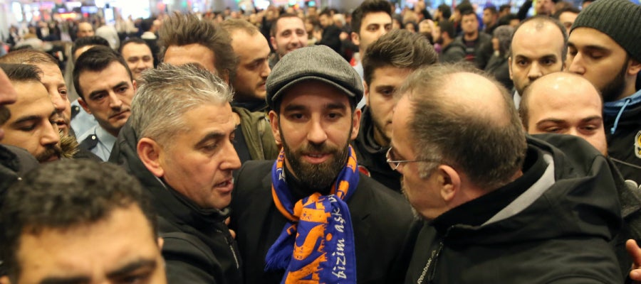 Arda Turan, en su llegada a Estambul Arda Turan, en su llegada a Estambul
