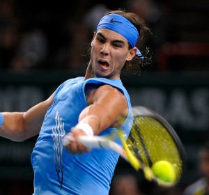 Rafa Nadal golpea la bola durante un partido en 2008 Rafa Nadal golpea la bola durante un partido en 2008