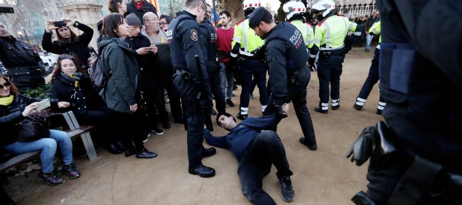 Tensión entre Mossos y manifestantes a las puertas del Parlament Tensión entre Mossos y manifestantes a las puertas del Parlament