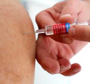 Una persona recibe una vacuna contra la gripe Una persona recibe una vacuna contra la gripe
