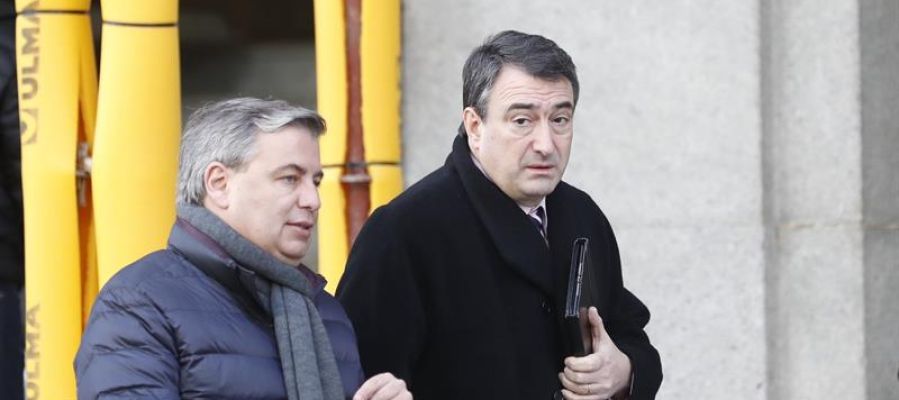 El diputado del PDeCat, Jordi Xuclà, conversa con el portavoz del PNV en el Congreso, Aitor Esteban El diputado del PDeCat, Jordi Xuclà, conversa con el portavoz del PNV en el Congreso, Aitor Esteban