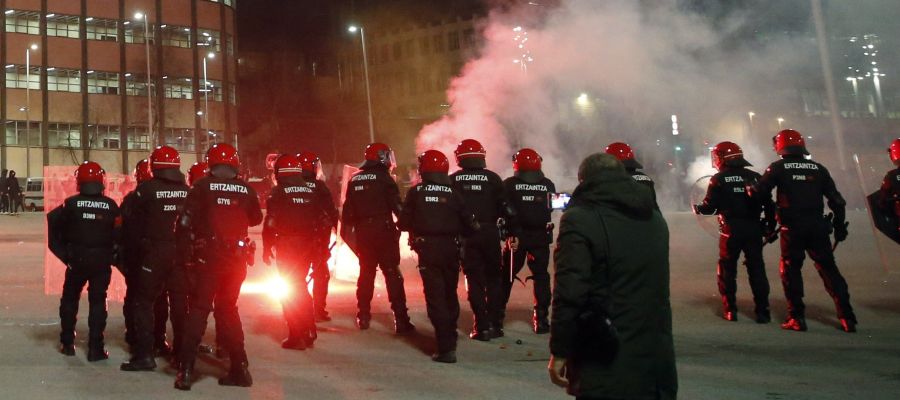 La ertzaina en los enfrentamientos en los aledaños de San Mamés entre aficionados del Athletic y el Spartak La ertzaina en los enfrentamientos en los aledaños de San Mamés entre aficionados del Athletic y el Spartak