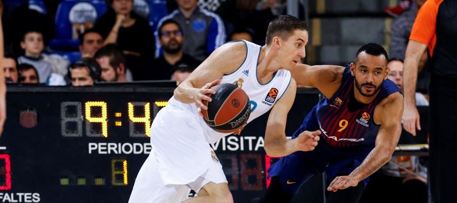 Carroll intenta avanzar ante la defensa de Pressey Carroll intenta avanzar ante la defensa de Pressey
