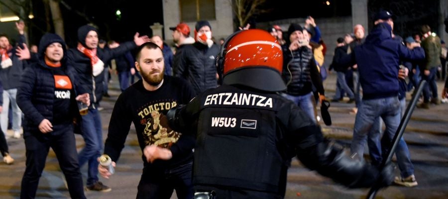 Un ertzaina se enfrenta a un ultra del Spartak Un ertzaina se enfrenta a un ultra del Spartak
