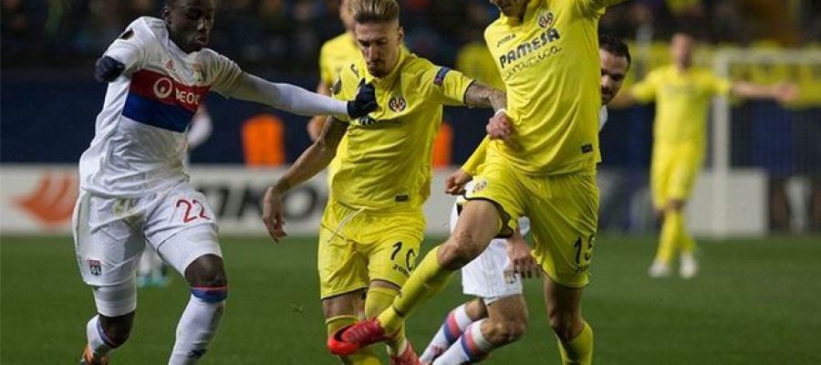 Castillejo y Ünal pelean por un balón Castillejo y Ünal pelean por un balón