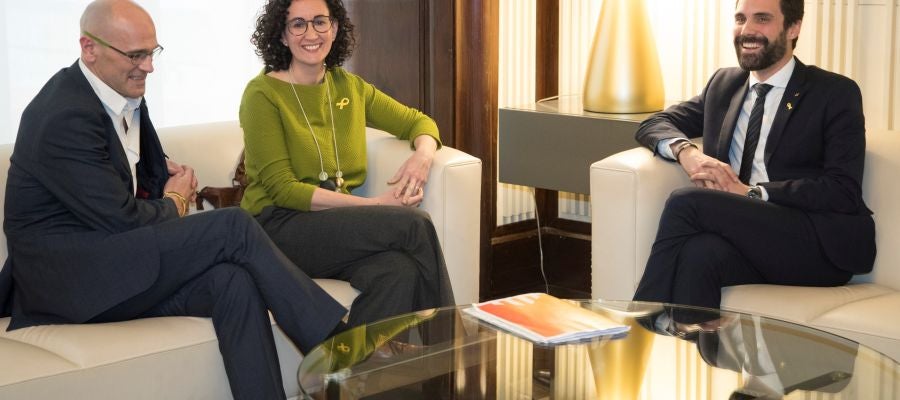 El presidente del Parlament, Roger Torrent junto a Marta Rovira y Raül Romeva de ERC, durante la reunión El presidente del Parlament, Roger Torrent junto a Marta Rovira y Raül Romeva de ERC, durante la reunión