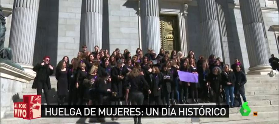 Decenas de periodistas en la escalinata del Congreso Decenas de periodistas en la escalinata del Congreso