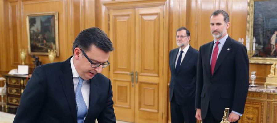 Román Escolano jura el cargo como ministro de Economía, Industria y competitividad ante el Rey y en presencia de Rajoy Román Escolano jura el cargo como ministro de Economía, Industria y competitividad ante el Rey y en presencia de Rajoy