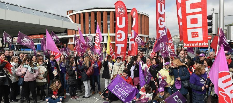 Manifestantes se concentran en la estación de Atocha, con motivo del Día internacional de la Mujer. Manifestantes se concentran en la estación de Atocha, con motivo del Día internacional de la Mujer.