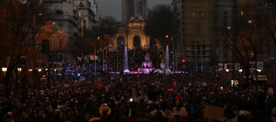 Una marea violeta clama en toda España contra la discriminación en un Día de la Mujer histórico Una marea violeta clama en toda España contra la discriminación en un Día de la Mujer histórico