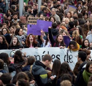 Una ola de mujeres toma la calle en una huelga feminista histórica Una ola de mujeres toma la calle en una huelga feminista histórica