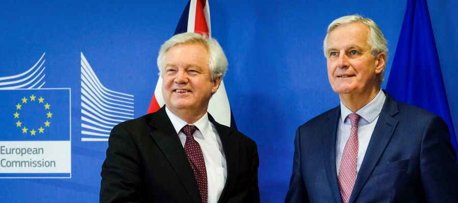 El jefe negociador de la Unión Europea (UE) para el 'Brexit', Michel Barnier, saluda al ministro para la salida del Reino Unido de la UE, David Davis El jefe negociador de la Unión Europea (UE) para el 'Brexit', Michel Barnier, saluda al ministro para la salida del Reino Unido de la UE, David Davis
