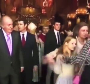 El polémico gesto de la reina Letizia: ¿intentó evitar que Sofía se hiciera una foto con las infantas? El polémico gesto de la reina Letizia: ¿intentó evitar que Sofía se hiciera una foto con las infantas?